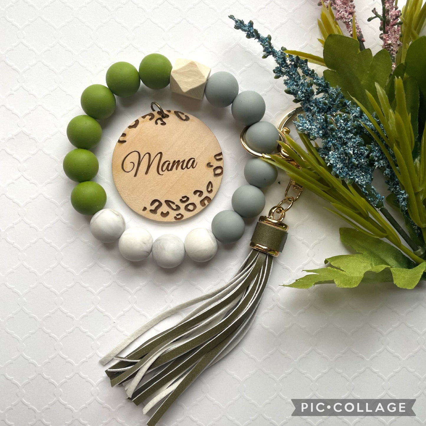 Personalized Wristlet Keychain, Engraved Floral Keychain, Silicone Keychain, Bracelet Keychain, Gift for Her, Gift for Mom, Mama Keychain